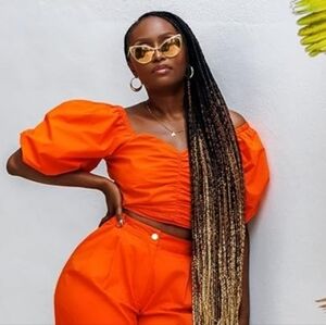 Tenickab the drop Orange cropped top with puff sleeves Size Small